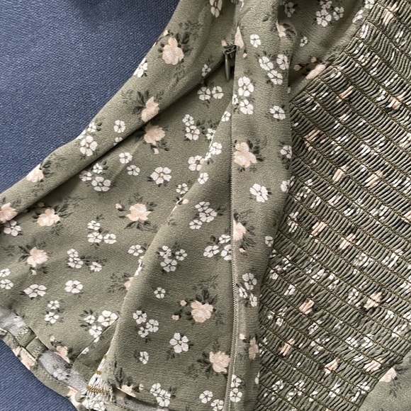 Flirty FEMME super flattering Reformation sage grewn floral puff sleeve top 4 💕 - Picture 4 of 8